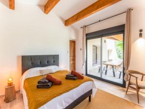 Maisons de vacances Holiday Home in Vaison la Romaine with Pool, cleaning included : photos des chambres