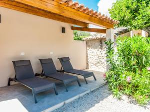 Maisons de vacances Holiday Home in Vaison la Romaine with Pool, cleaning included : photos des chambres