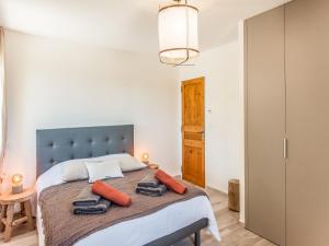 Maisons de vacances Holiday Home in Vaison la Romaine with Pool, cleaning included : photos des chambres