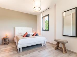 Maisons de vacances Holiday Home in Vaison la Romaine with Pool, cleaning included : photos des chambres