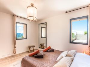 Maisons de vacances Holiday Home in Vaison la Romaine with Pool, cleaning included : photos des chambres