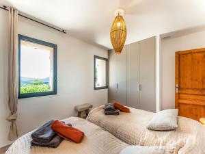 Maisons de vacances Holiday Home in Vaison la Romaine with Pool, cleaning included : photos des chambres