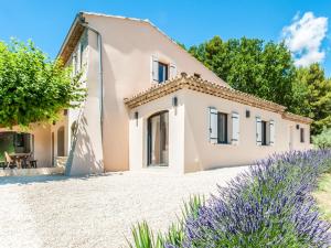 Maisons de vacances Holiday Home in Vaison la Romaine with Pool, cleaning included : photos des chambres