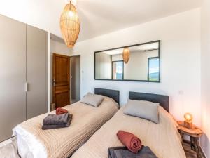 Maisons de vacances Holiday Home in Vaison la Romaine with Pool, cleaning included : photos des chambres