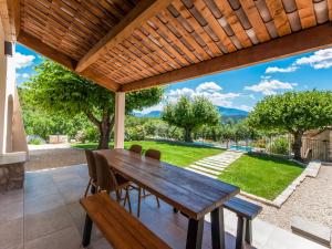 Maisons de vacances Holiday Home in Vaison la Romaine with Pool, cleaning included : photos des chambres