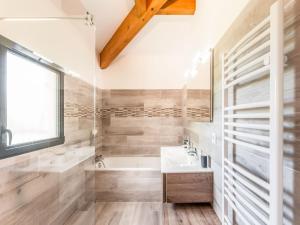 Maisons de vacances Holiday Home in Vaison la Romaine with Pool, cleaning included : Maison de Vacances 4 Chambres