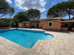 Maisons de vacances Villa in Vidauban with Pool and BBQ, cleaning included : photos des chambres