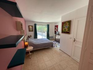 Maisons de vacances Villa in Vidauban with Pool and BBQ, cleaning included : photos des chambres