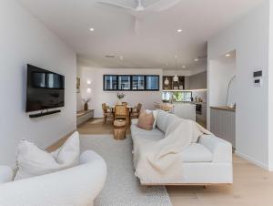 Urbanstayz - Lakehouse No 4- Luxury Lakefront Getaway Villa Pet Friendly