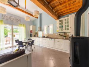 Saint-Victor House in Pernes-les-Fontaines, cleaning included