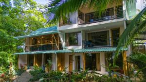 White Pearl - Apartments on the Beach with AC and Pool
