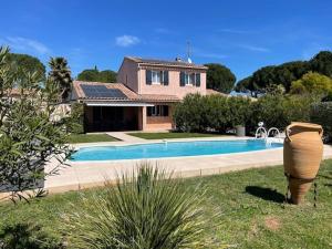 Modern Villa Flovin with swimming pool, cleaning included