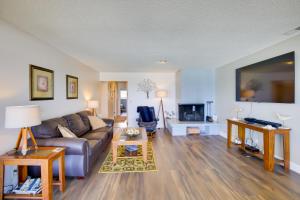Comfortable Lincoln City Condo with Patio and Views!