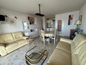 Appartement T2 avec balcon et vue mer, 1er étage, ascenseur, TV, cuisine équipée - FR-1-197-466