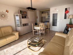 Appartement T2 avec balcon et vue mer, 1er étage, ascenseur, TV, cuisine équipée - FR-1-197-466