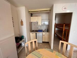 Appartement T2 avec balcon et vue mer, 1er étage, ascenseur, TV, cuisine équipée - FR-1-197-466