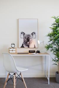 Top Floor 2BR Pool, Gym, Parking Airport, City