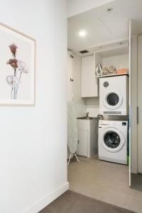 Top Floor 2BR Pool, Gym, Parking Airport, City