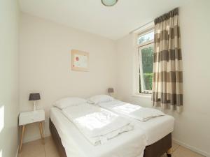 Bungalow in South Holland near the Beach