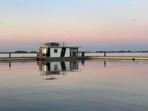 Houseboat in Offingawier with terrace, cleaning included