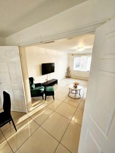 Family Friendly Modern 4BD House