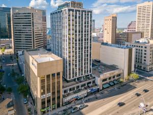 2 Full Beds, Rogers Place Downtown Central, Memorable 1 Bedroom Condo