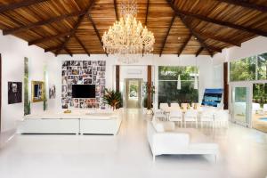 Villa Paparazzi - Private Beachfront Villa