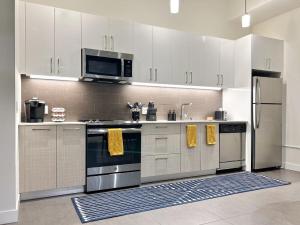 DTLA 2BR Loft with Hot Tub & Rooftop Pool!