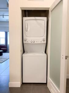 DTLA 2BR Loft with Hot Tub & Rooftop Pool!