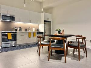 DTLA 2BR Loft with Hot Tub & Rooftop Pool!