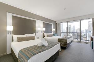 Ocean-View Studio - Walk to Cavill & Beach