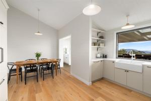 Yambora Luxe hideaway with fireplace and amazing views