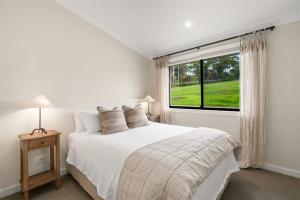 Yambora Luxe hideaway with fireplace and amazing views