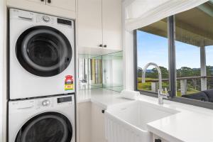 Yambora Luxe hideaway with fireplace and amazing views