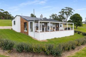 Yambora Luxe hideaway with fireplace and amazing views