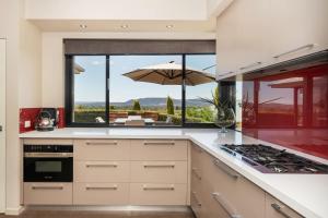 Red Lotus Guesthouse - A Grand Valley Views Escape