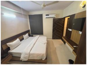Jaipur Hotel ALTERA INN Near Bypass Road - Restaurant- Lift & Free Parking Facility - Fully Air Conditioned Rooms - Heart Of Pink City