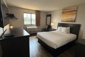 Queen Room with Mobility/Hearing Impaired Access/Ground Floor, No-Smoking room in Days Inn by Wyndham Orange Park/Jacksonville