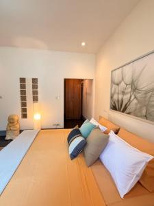 Tropical 1 Bedroom Pool House In Central Location