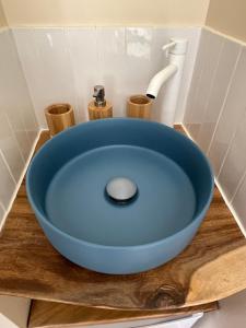 Chambre et salle de bain dans dépendance