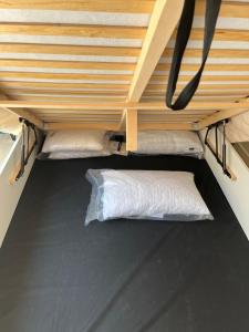 Chambre et salle de bain dans dépendance