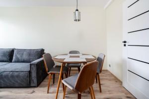 Dąbrowskiego Comfort Apartment by BookingHost