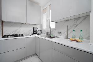 Dąbrowskiego Comfort Apartment by BookingHost