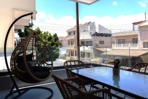 Solenne - Stylish 2-BR Apartment & Balcony in Larnaca