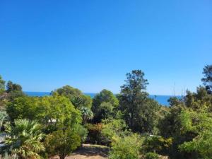 Beach 5 mins walk,Wi-fi,AC,Pool,Parking,Elevator