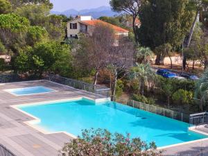 Beach 5 mins walk,Wi-fi,AC,Pool,Parking,Elevator