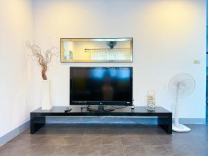 Tropical 2 Bedroom Pool House In Central Location