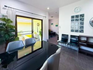 Tropical 2 Bedroom Pool House In Central Location