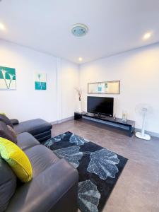 Tropical 2 Bedroom Pool House In Central Location