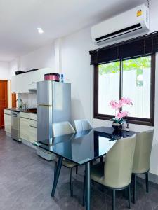 Tropical 2 Bedroom Pool House In Central Location